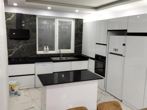 萨潘贾Antonelya Home的白色的厨房配有水槽和冰箱