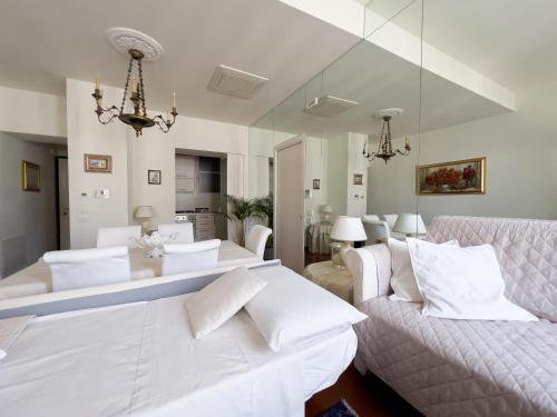 的里雅斯特Trieste Luca's Home的客厅配有白色家具和吊灯。
