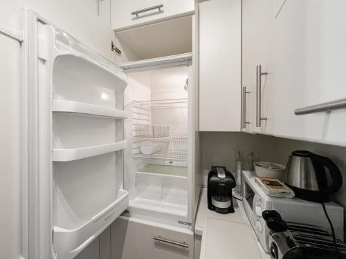 的里雅斯特Trieste Luca's Home的白色的厨房设有开放式冰箱。