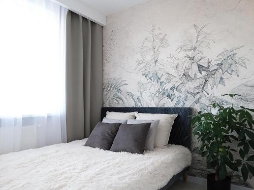 比亚韦斯托克Apartament Kraszewskiego的一间卧室配有一张壁画大床