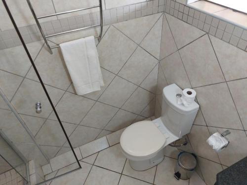 圣卢西亚St Lucia Lodge的浴室设有卫生间和两卷卫生纸。