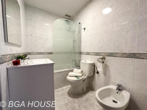 坎布里尔斯Bga Rentals Aini的浴室配有卫生间、盥洗盆和淋浴。