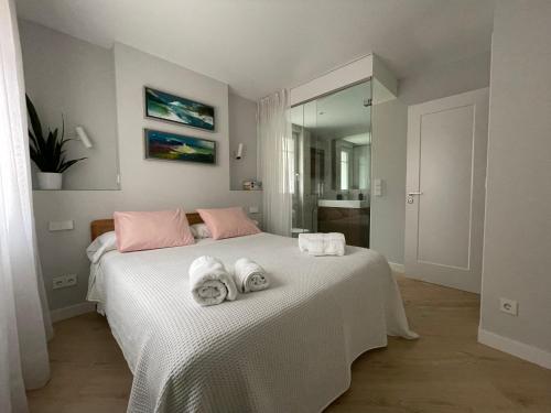 布尔戈斯Burgos Señorial by Exclusive Burgos Apartments的卧室配有白色床和毛巾