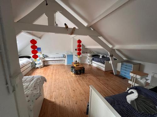 奥斯坦德Charmante Art Deco rijwoning的带两张床的阁楼卧室和铺有木地板的客房