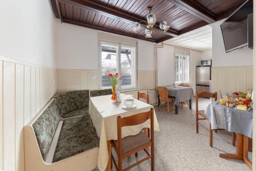拉多夫吉卡Vrtnarjeva hiša, The Gardener's Cottage的客厅配有沙发和桌子
