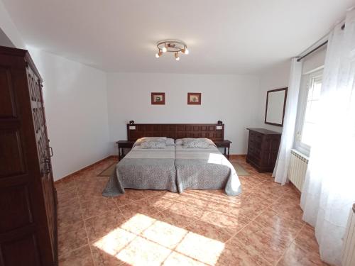 仕格莱EL RINCON DE LUISA Y SANTOS的一间白色客房内的床铺卧室