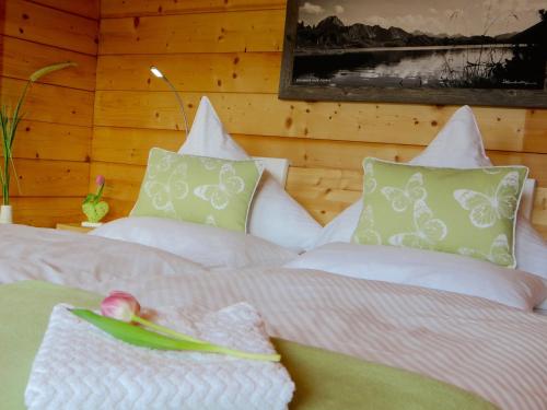 布莱夏MEB Appartement的一间卧室配有带白色床单和绿色枕头的床。