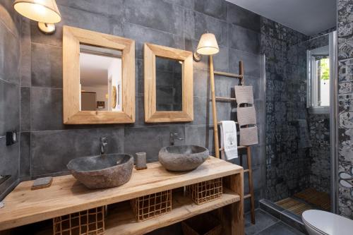 StavrosOlivea Premium Holiday Homes的浴室设有木台上的两个盥洗盆