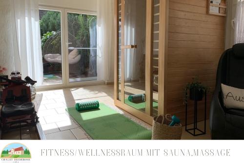 KluisChalet Heiderose SPA - Kamin, Sauna & Wellness的客厅设有滑动玻璃门