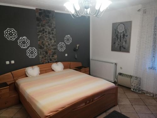 Renčeapartmaji Renc的一间卧室配有一张带两个枕头的床