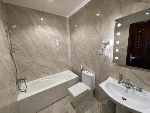 泰布克شقق سويت ستار الفندقية的带浴缸、盥洗盆和卫生间的浴室