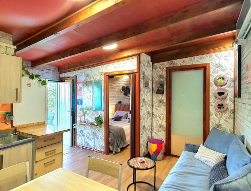 Chiquenge恩奈达乡村民宿的厨房以及带蓝色沙发的起居室。