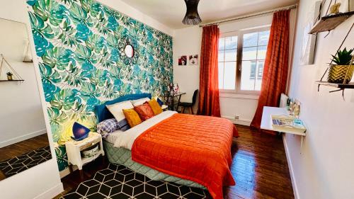 勒帕莱Appartement Bleu du Palais - Relaxation Centrale的一间卧室配有一张带彩色墙壁的床