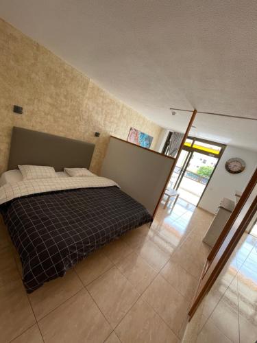 圣巴托洛梅Apartment Modern 2 Playa del Ingles的一间卧室配有一张带黑白毯子的床