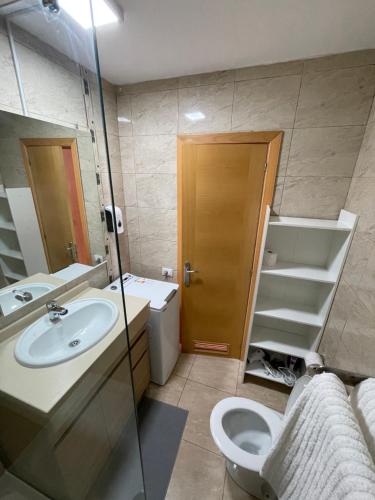 圣巴托洛梅Apartment Modern 2 Playa del Ingles的一间带水槽和卫生间的浴室