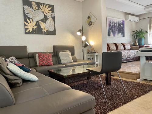 Oulad KerroumAu Cœur Des Plages de Rabat的客厅配有沙发和桌子