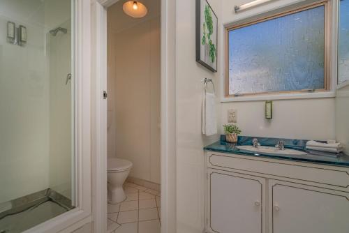 怀蒂昂格Oceans 88 Whitianga Coastal Suites的一间带水槽和卫生间的浴室
