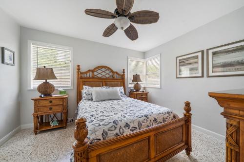波因顿海滩Florida Seaside Get Away- 50 Steps to Beach的一间卧室配有一张床和吊扇