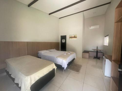 Haras Paraíso do Atlântico的一间客房内配有两张床的房间
