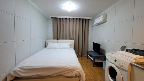丹阳Stay 230的小房间设有床铺和电视