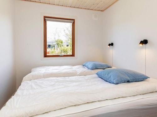 沃尔丁堡Holiday home Vordingborg X的白色客房的两张床,设有窗户