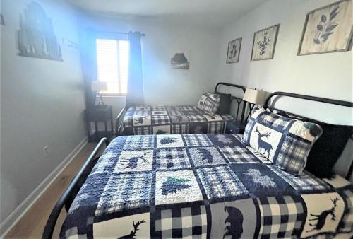 加特林堡大雾山酒店的一间卧室配有两张床,床上有被子