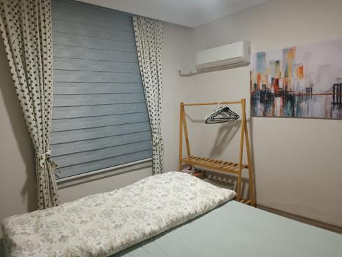 马尔马里斯Happy Accomation Houses 192mt toHarbour的一间卧室配有一张床和一个带风扇的窗户。