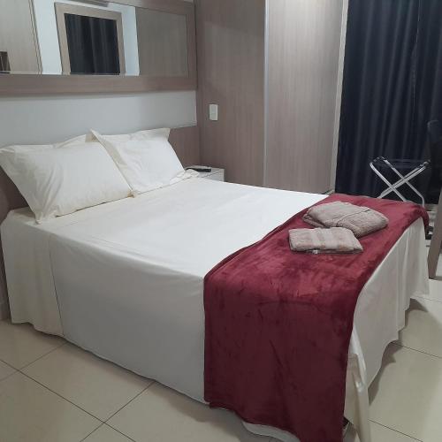 巴西利亚Flat - VISTA PARA PISCINA的一张白色的大床,带两条毛巾