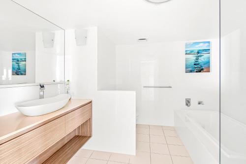 黄金海岸Crown Towers Resort - Private 3 Bedroom Apartment的白色的浴室设有水槽和浴缸。