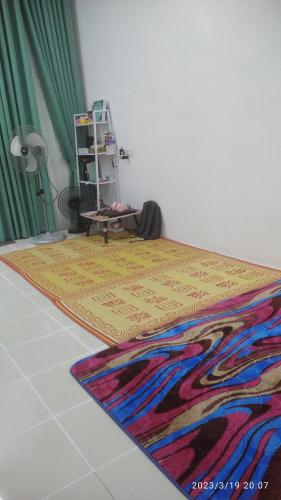 LunasRumah Lunas的一间铺有地毯的带床的客房