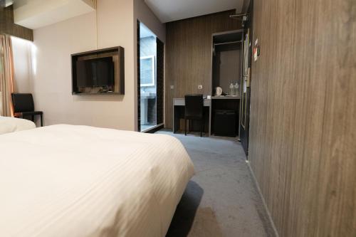 台北唯乐米窝的酒店客房,配有床和电视