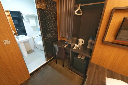 台北唯乐米窝的一间带水槽和卫生间的小浴室