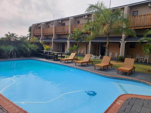 圣卢西亚St Lucia Lodge的酒店前方的大型游泳池