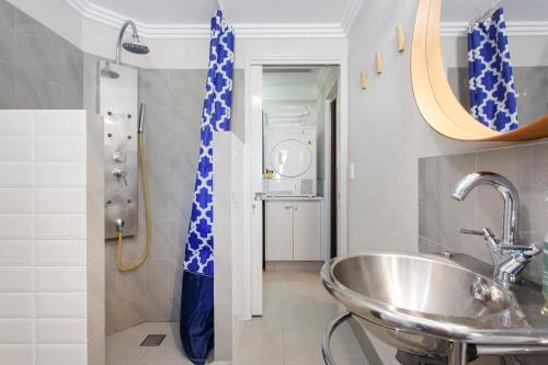 珀斯Bambino 438的一间带水槽、淋浴和镜子的浴室