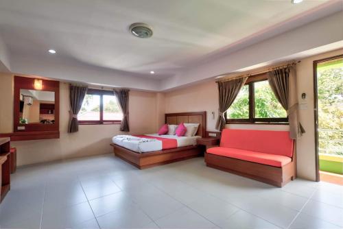 波普托Rak Samui Residence的大房间设有两张床和一张红色沙发