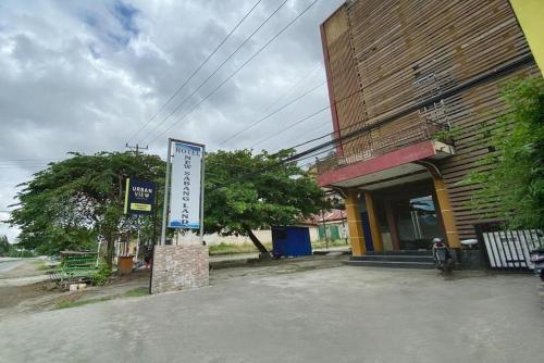 查亚普拉Urbanview Hotel Sabang Land Syariah Jayapura的前面有标志的建筑