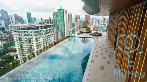 吉隆坡Ceylonz Suites by MyKey Global的建筑物屋顶上的游泳池