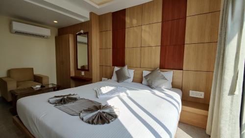 迪卡Hotel Ridley International的一间卧室配有一张床,上面有两条毛巾