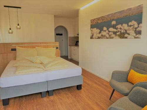 拉古多加尼文克勒霍夫酒店的一间卧室配有一张床和两把椅子