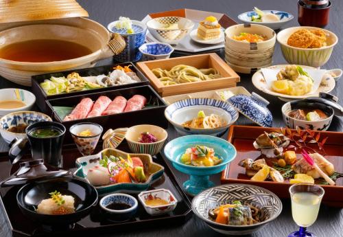 汤泽町Yukinohana的托盘上放不同种类食物的桌子