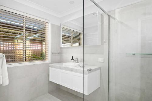 莫斯谷The Scotty House - EV and pet friendly的白色的浴室设有水槽和淋浴。