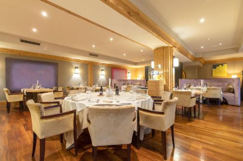 克莱恩 蒙塔纳皇家酒店的餐厅内带桌椅的用餐室