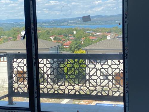 萨潘贾Villa منظر的从阳台的窗户可欣赏到风景。