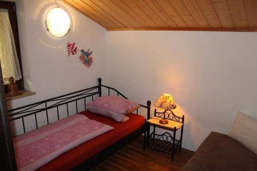 帕绍Pension Zur Freiheit的一间卧室设有两张床和一张桌子上的台灯。