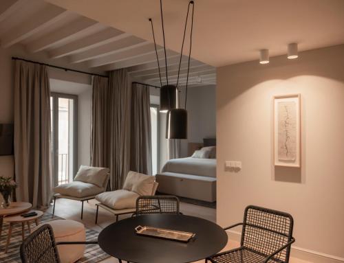 索列尔Can Verí Suites的客厅配有床和桌椅