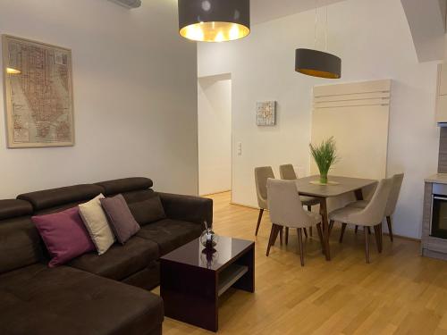 维也纳Vienna City Apartment 7的客厅配有沙发和桌子