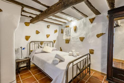 圣卡洛斯Villa Can Sarrio的一间白色墙壁的房间,卧室配有床铺