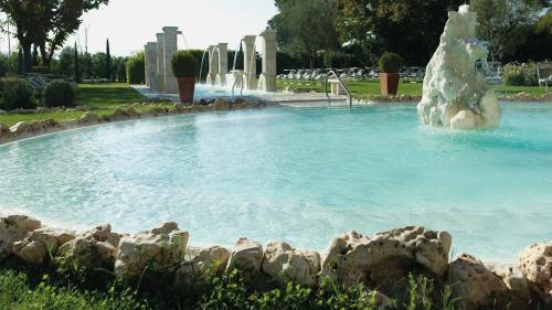 维泰博Hotel Salus Terme - Adults Only的公园里一个带极地熊喷泉的游泳池