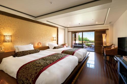 箱根箱根绿色广场酒店的酒店客房设有两张床和电视。