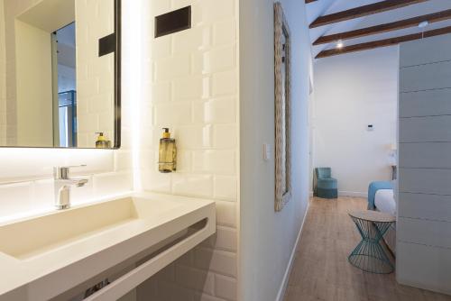 马拉加麦迪瑞奈酒店的一间带水槽和镜子的浴室